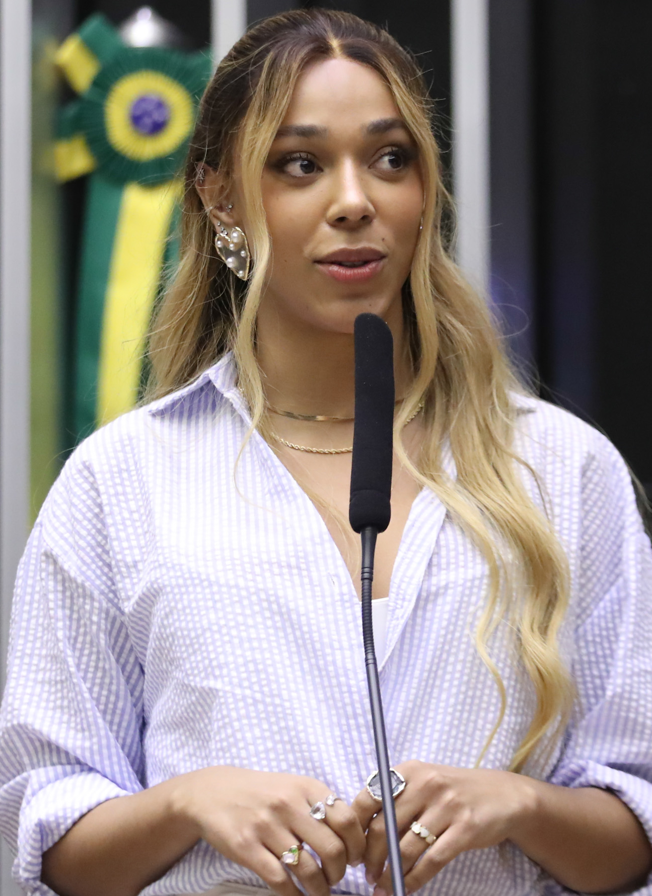Erika Hilton em sessão na Câmara dos Deputados, abril de 2024